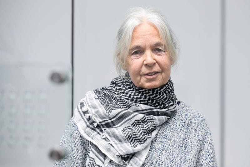 Daniela Klette, ehemaliges Mitglied der militanten deutschen linksradikalen Gruppe Rote Armee Fraktion (RAF), nimmt an einem weiteren Prozesstag vor dem Oberlandesgericht Celle teil. Klette war ein Mitglied der "dritten Generation" der Roten Armee Fraktion, einer linken Terrorgruppe, die in den 1980er und 90er Jahren für politisch motivierte Morde, Entführungen und Anschläge, aber auch für Supermarkt- und Geldtransportüberfälle in den 2000er Jahren verantwortlich war. In diesem Prozess ist sie wegen bewaffneten Raubüberfalls angeklagt. Zwei ihrer Komplizen sind noch auf der Flucht.