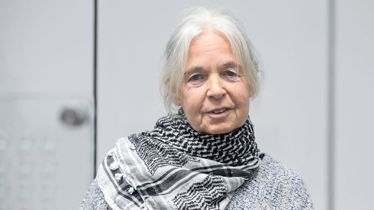 Daniela Klette, ehemaliges Mitglied der militanten deutschen linksradikalen Gruppe Rote Armee Fraktion (RAF), nimmt an einem weiteren Prozesstag vor dem Oberlandesgericht Celle teil. Klette war ein Mitglied der "dritten Generation" der Roten Armee Fraktion, einer linken Terrorgruppe, die in den 1980er und 90er Jahren für politisch motivierte Morde, Entführungen und Anschläge, aber auch für Supermarkt- und Geldtransportüberfälle in den 2000er Jahren verantwortlich war. In diesem Prozess ist sie wegen bewaffneten Raubüberfalls angeklagt. Zwei ihrer Komplizen sind noch auf der Flucht. Daniela Klette, ehemaliges Mitglied der militanten deutschen linksradikalen Gruppe Rote Armee Fraktion (RAF), nimmt an einem weiteren Prozesstag vor dem Oberlandesgericht Celle teil. Klette war ein Mitglied der "dritten Generation" der Roten Armee Fraktion, einer linken Terrorgruppe, die in den 1980er und 90er Jahren für politisch motivierte Morde, Entführungen und Anschläge, aber auch für Supermarkt- und Geldtransportüberfälle in den 2000er Jahren verantwortlich war. In diesem Prozess ist sie wegen bewaffneten Raubüberfalls angeklagt. Zwei ihrer Komplizen sind noch auf der Flucht.