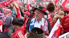 Tausende Fans feiern – Bayern-Stars treffen ein