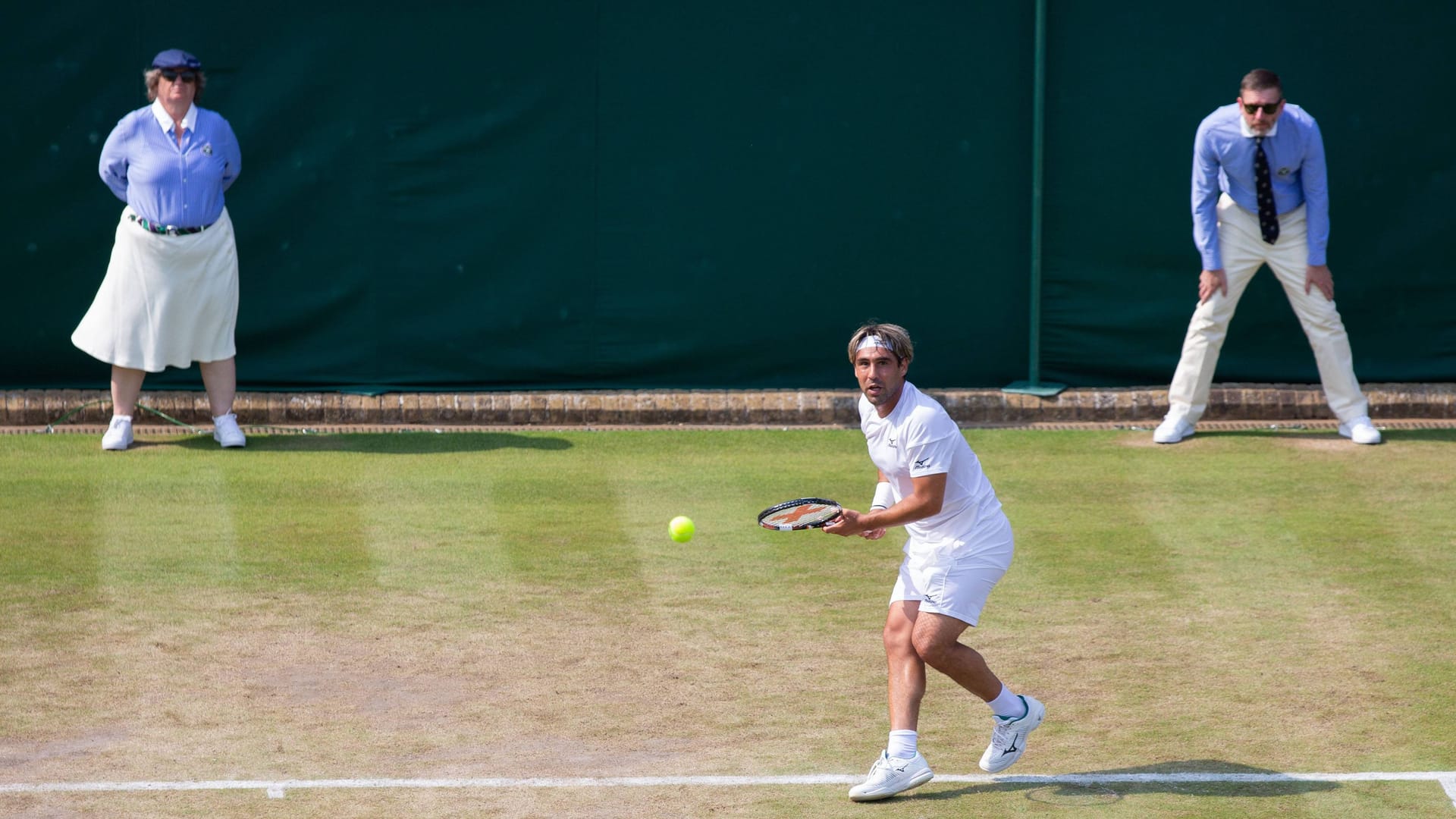 Zwei konzentrierte Linienrichter: Wimbledon Tennis Championships