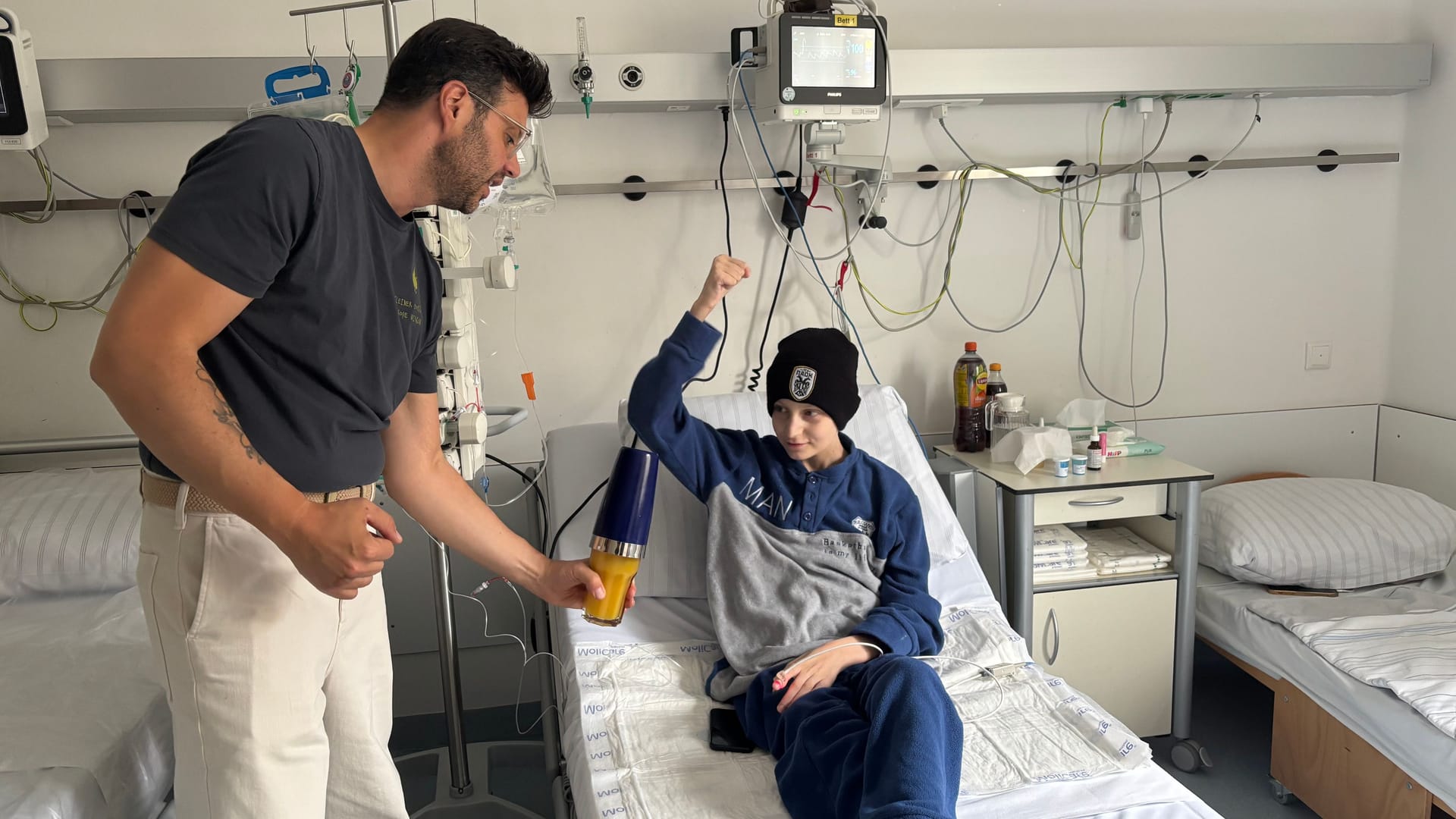 Der 16-jährige Kosta mixt gemeinsam mit Projektmanager Giuseppe Bentivegna (links) einen Cocktail.