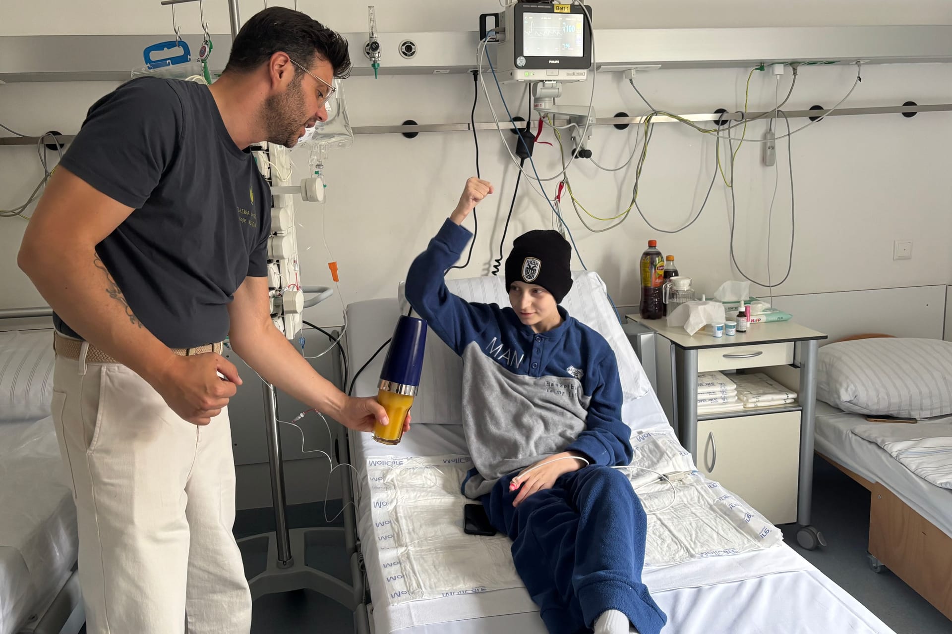 Der 16-jährige Kosta mixt gemeinsam mit Projektmanager Giuseppe Bentivegna (links) einen Cocktail. Der 16-jährige Kosta mixt gemeinsam mit Projektmanager Giuseppe Bentivegna (links) einen Cocktail.