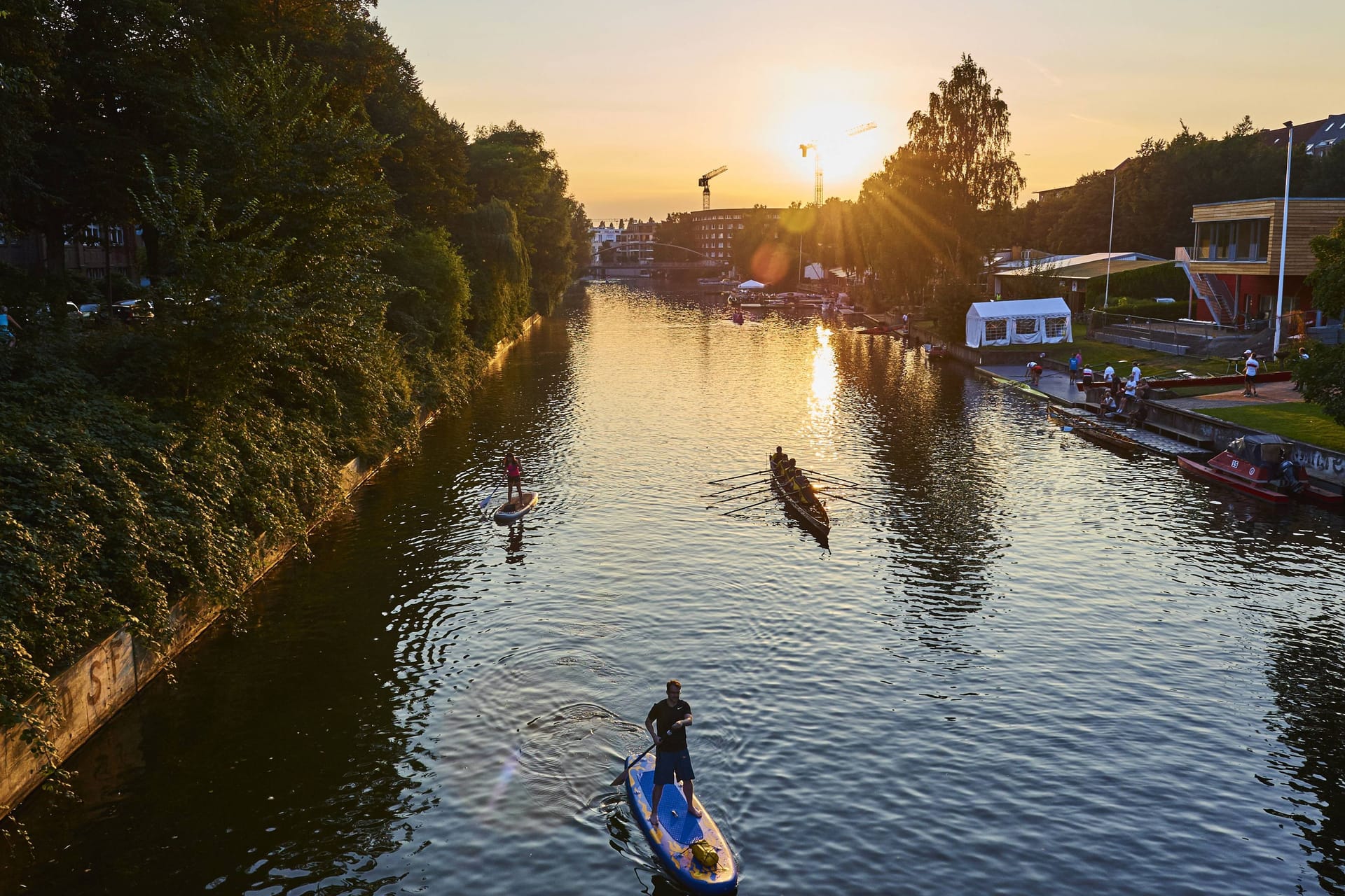 Sommerliche Abendsonne über dem Goldbekkanal (Symbolbild): Hamburg könnte in Zukunft ein ähnliches Klima wie Mailand oder Madrid haben.