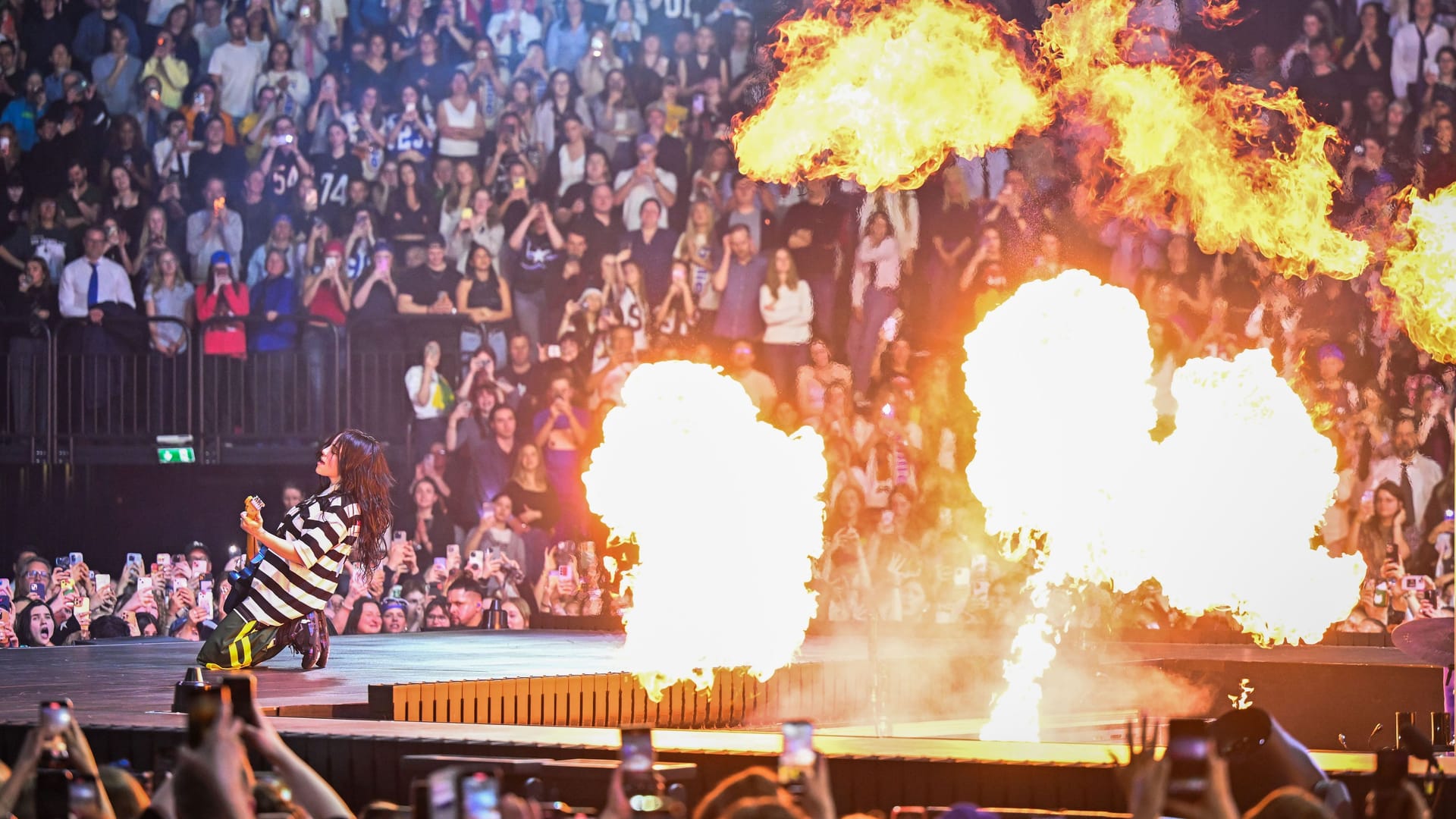 Feuershow bei Billie Eilish (Archivbild): Am Freitag heizte sie der ZAG Arena ein.