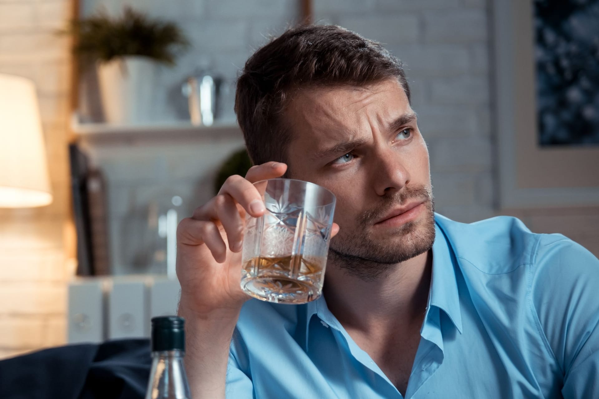 Mann mit Whiskey-Glas