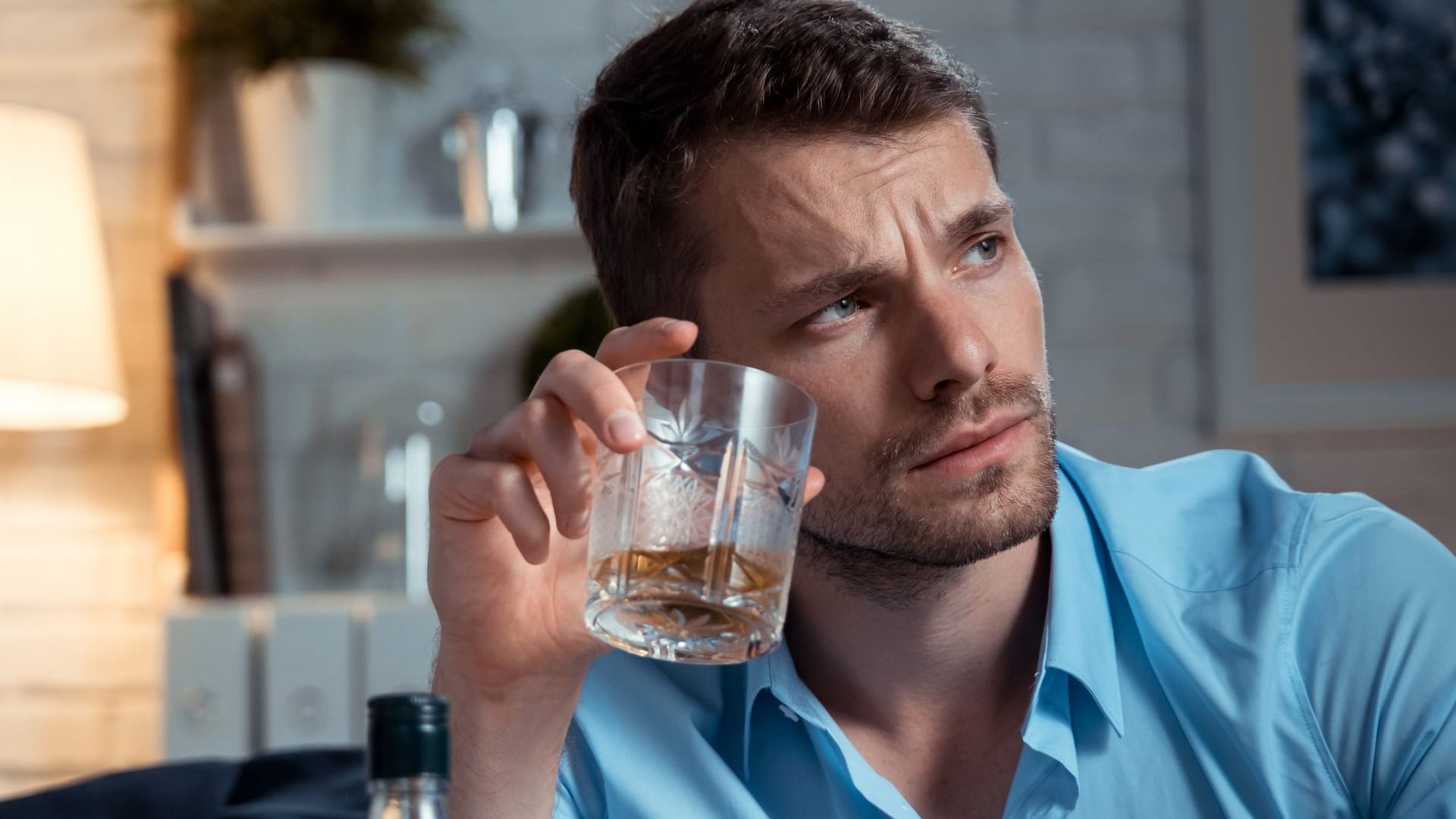 Mann mit Whiskey-Glas