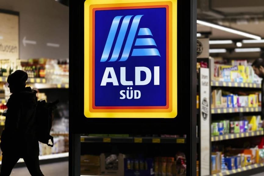 ALDI, Leuchtreklame an der Fassade einer Filiale, Firmenlogo *** ALDI, illuminated advertising to the Facade a Branch, Company logo 1131602788