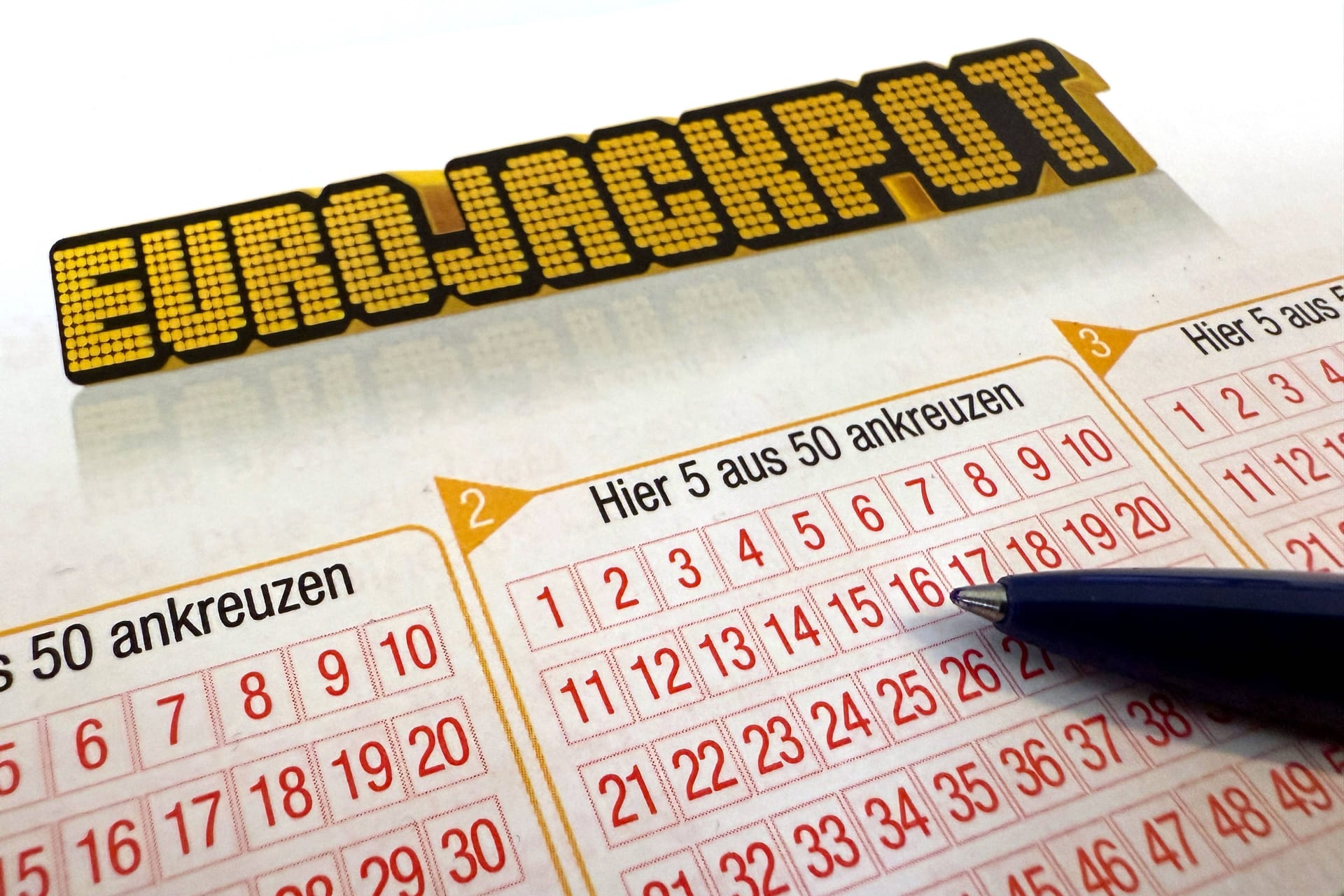 Spielschein des Eurojackpots (Symbolfoto): Bei der Lotterie hat am Abend ein Spieler aus Niedersachsen gewonnen.