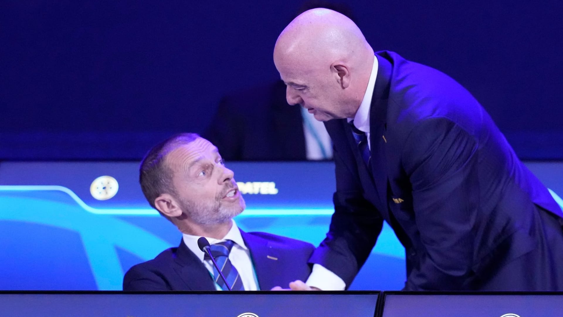 Angespannt: Uefa-Boss Čeferin (li.) und Fifa-Chef Infantino auf dem Kongress in Paraguay.