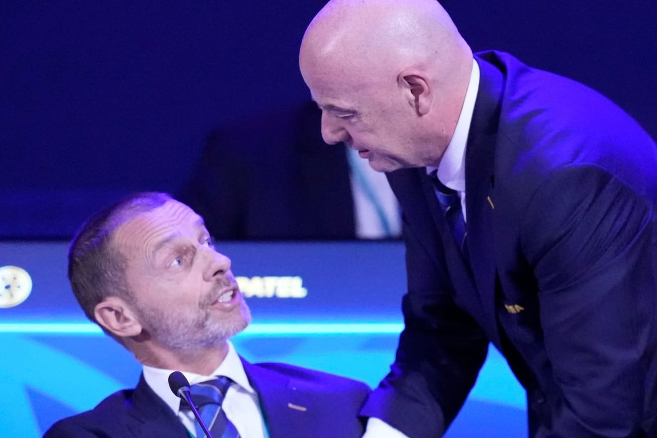 Angespannt: Uefa-Boss Čeferin (li.) und Fifa-Chef Infantino auf dem Kongress in Paraguay.