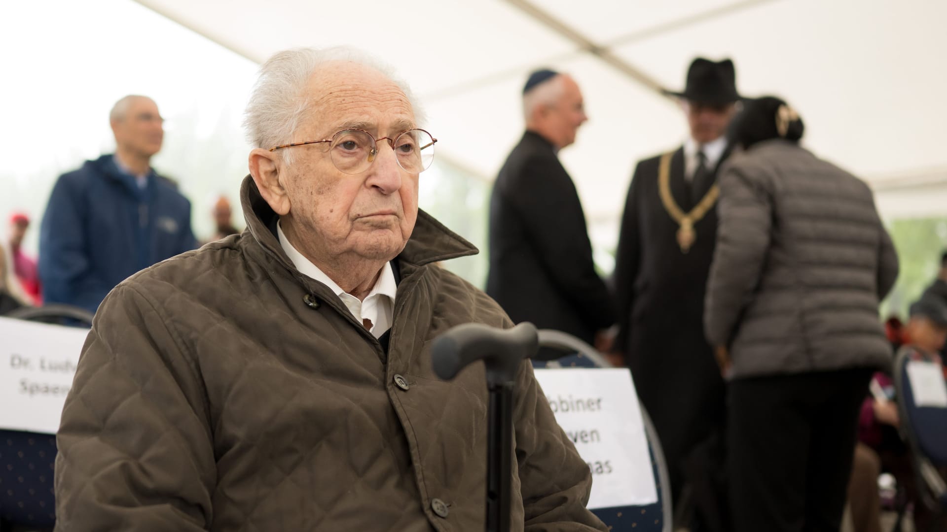 Zwölf Jahre lang wurden im Konzentrationslager Dachau zehntausende Menschen systematisch ermordet. Abba Naor entkam dem Tod und klärt heute über das Erlebte auf. Zwölf Jahre lang wurden im Konzentrationslager Dachau zehntausende Menschen systematisch ermordet. Abba Naor entkam dem Tod und klärt heute über das Erlebte auf.