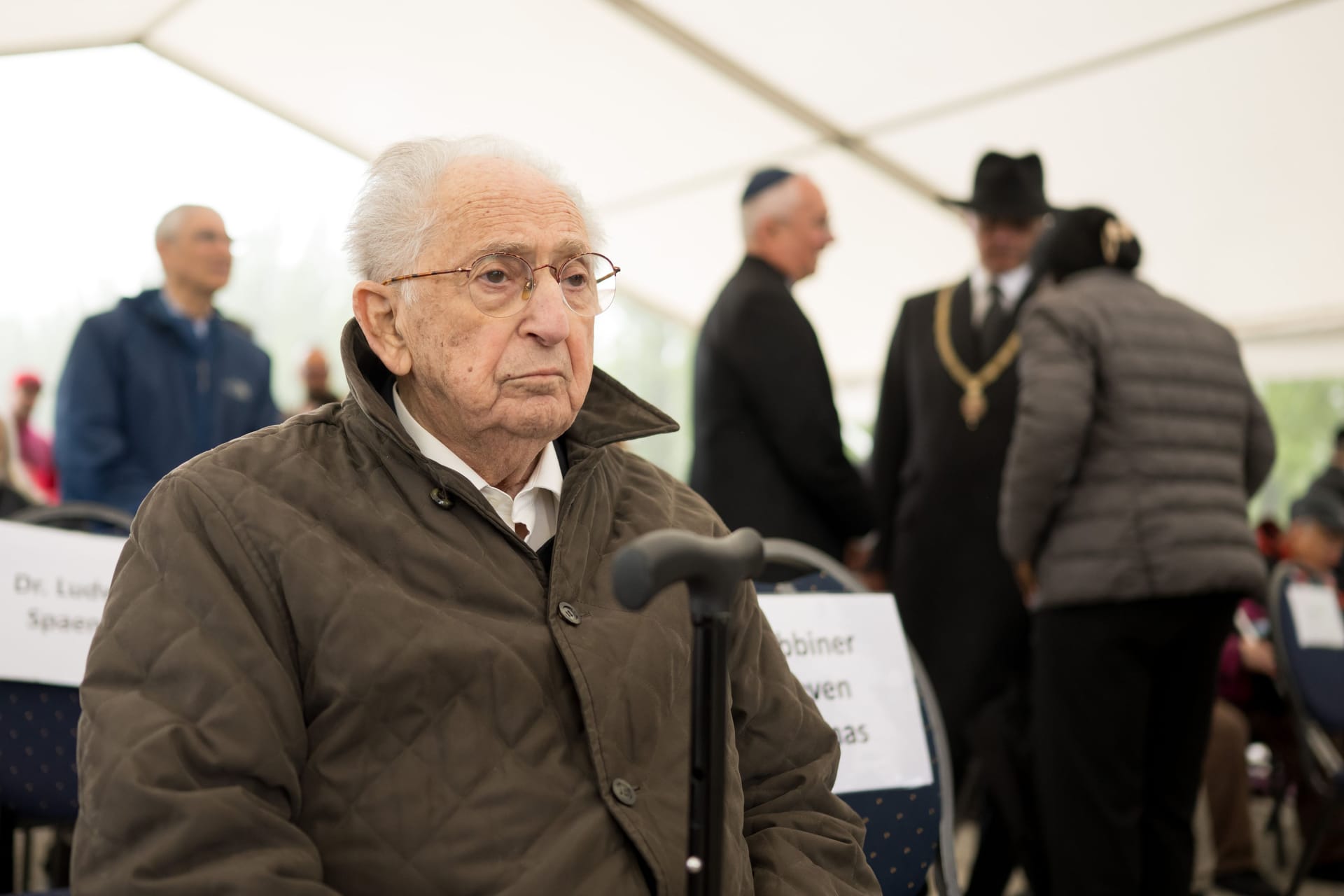 Zwölf Jahre lang wurden im Konzentrationslager Dachau zehntausende Menschen systematisch ermordet. Abba Naor entkam dem Tod und klärt heute über das Erlebte auf.