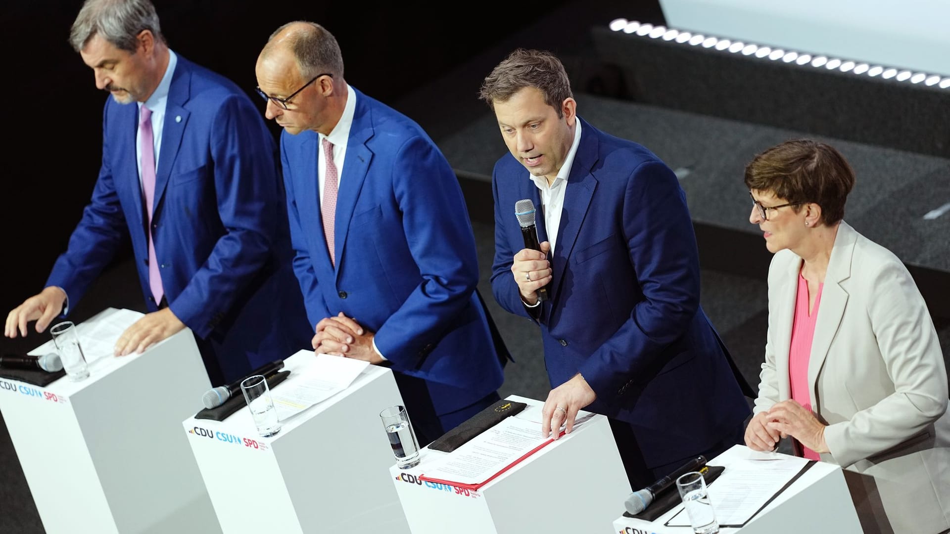 Unterzeichnung des Koalitionsvertrags Unterzeichnung des Koalitionsvertrags