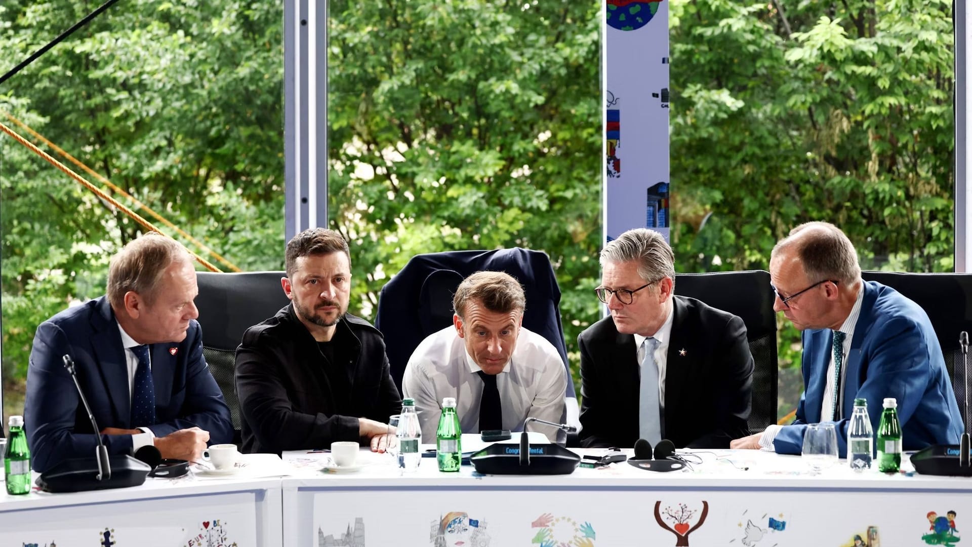 Donald Tusk, Wolodymyr Selenskyj, Emmanuel Macron, Keir Starmer und Friedrich Merz beim Telefonat mit Donald Trump.