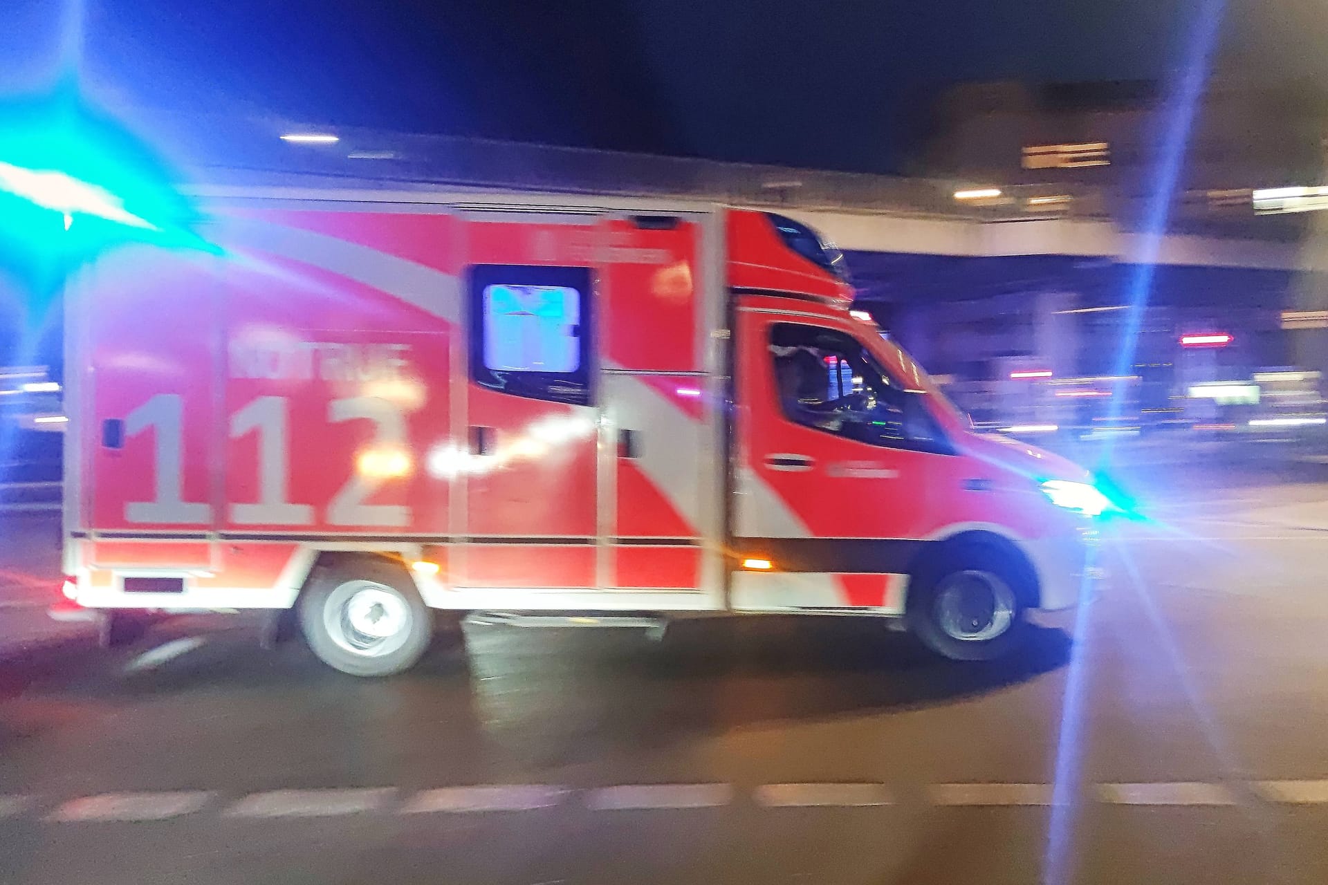 Ein Rettungswagen der Berliner Feuerwehr mit Blaulicht im Einsatz (Archivbild): Eine Frau erleidet lebensgefährliche Verletzungen.