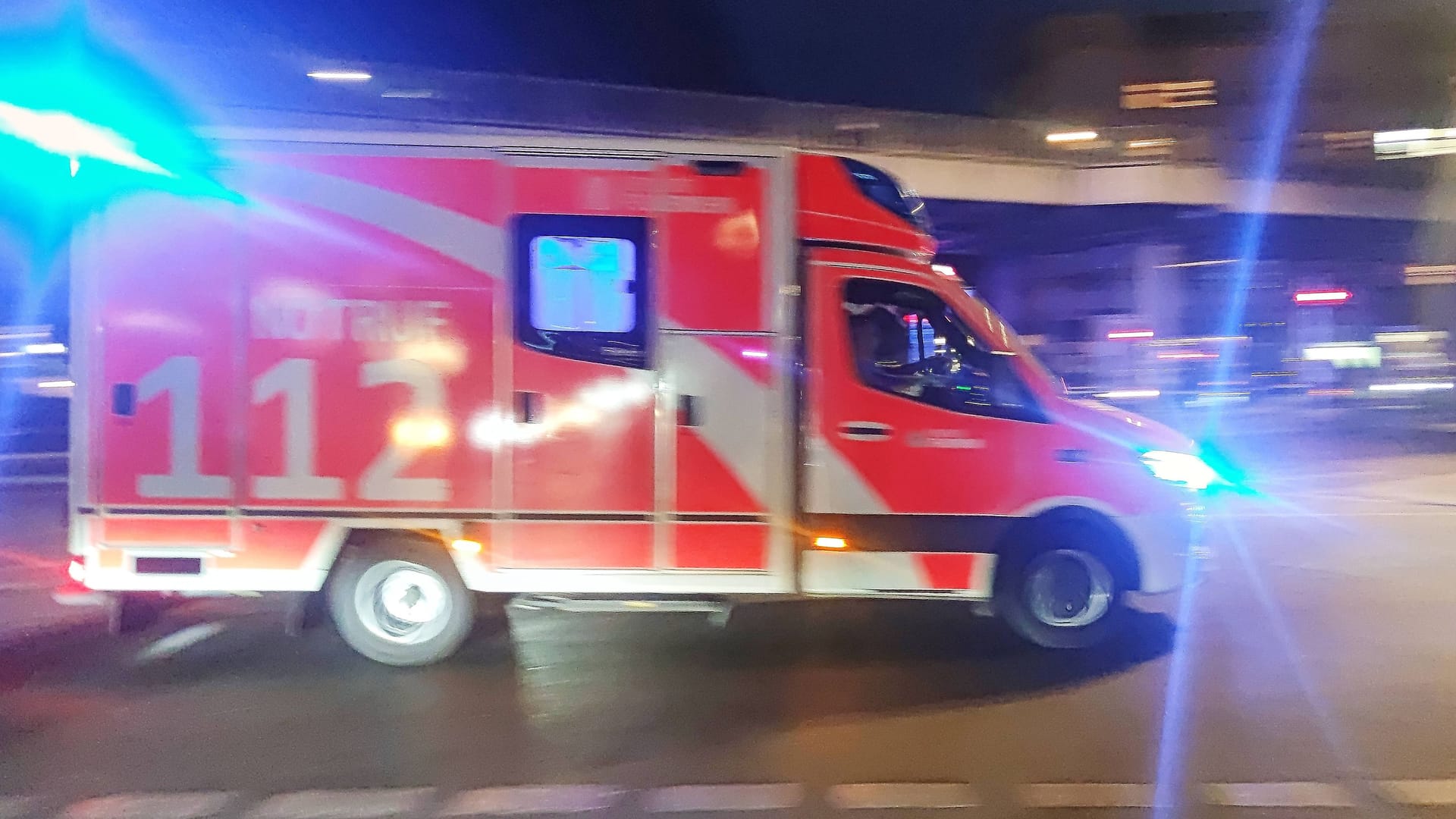 Ein Rettungswagen der Berliner Feuerwehr mit Blaulicht im Einsatz (Archivbild): Eine Frau erleidet lebensgefährliche Verletzungen.