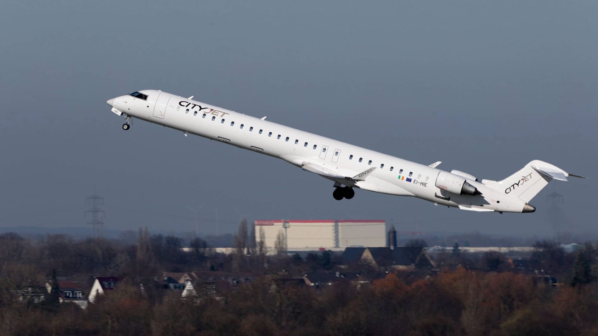 Ein Flugzeug von Cityjet startet vom Flughafen Düsseldorf (Symbolbild): Insgesamt umfasst die Flotte des Unternehmens 25 Flugzeuge.