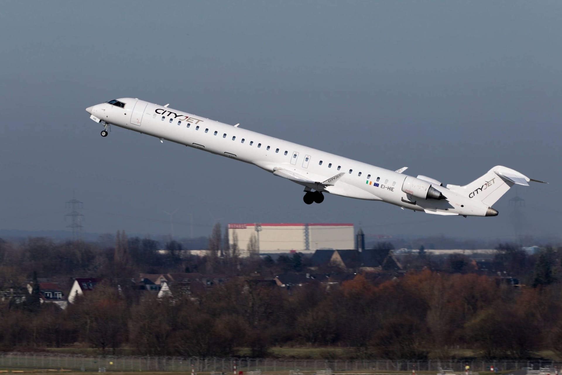 Ein Flugzeug von Cityjet startet vom Flughafen Düsseldorf (Symbolbild): Insgesamt umfasst die Flotte des Unternehmens 25 Flugzeuge. Ein Flugzeug von Cityjet startet vom Flughafen Düsseldorf (Symbolbild): Insgesamt umfasst die Flotte des Unternehmens 25 Flugzeuge.