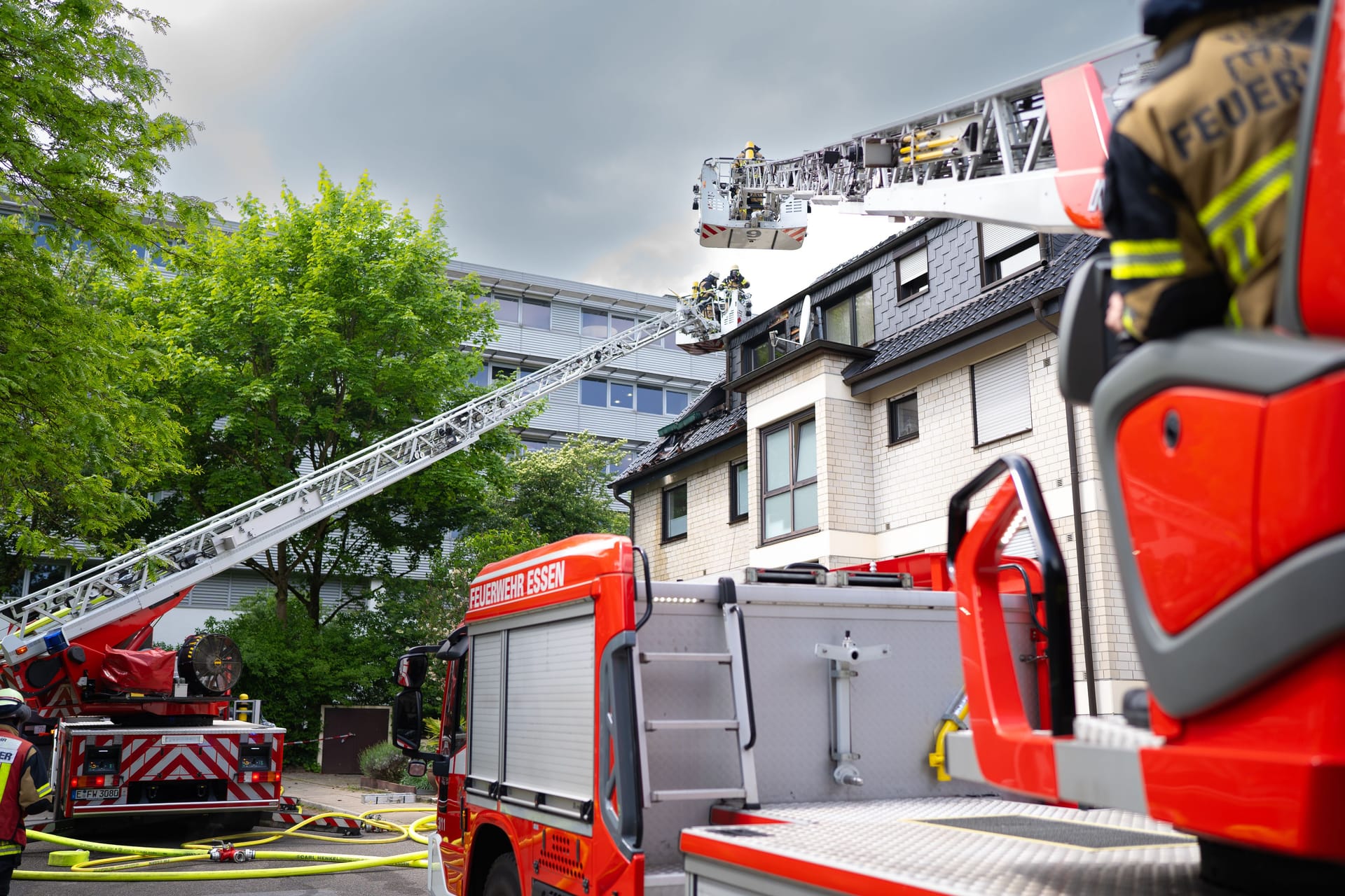 Die Feuerwehr bei ihrem Einsatz in Bredeney: Mit einer Drehleiter wurde das Feuer zunächst von außen bekämpft, weitere Kräfte durchsuchten das Gebäude.