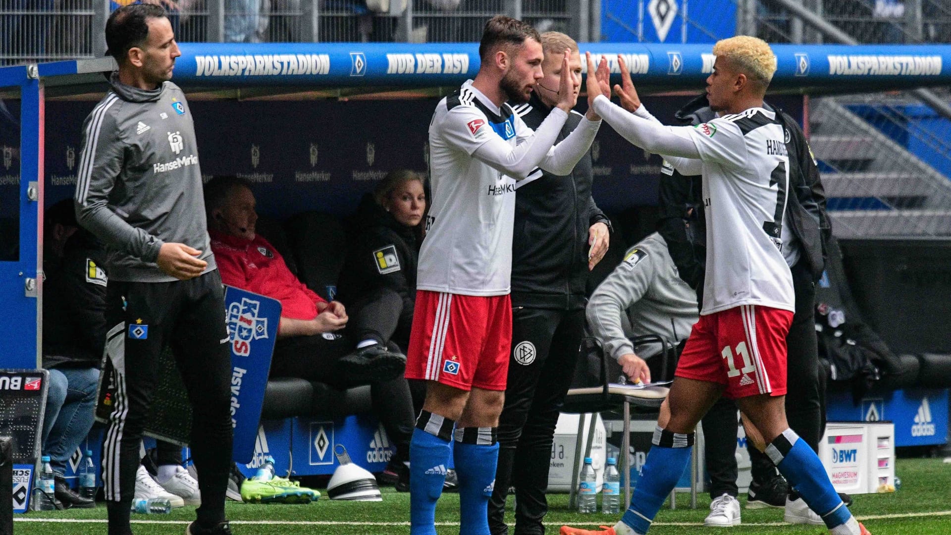 Valon Zumberi (l.) wird für Ransford-Yeboah Königsdörffer eingewechselt (Archivbild): Der 22 Jahre ale Verteidiger bekommt keinen neuen Vertrag beim HSV. Valon Zumberi (l.) wird für Ransford-Yeboah Königsdörffer eingewechselt (Archivbild): Der 22 Jahre ale Verteidiger bekommt keinen neuen Vertrag beim HSV.