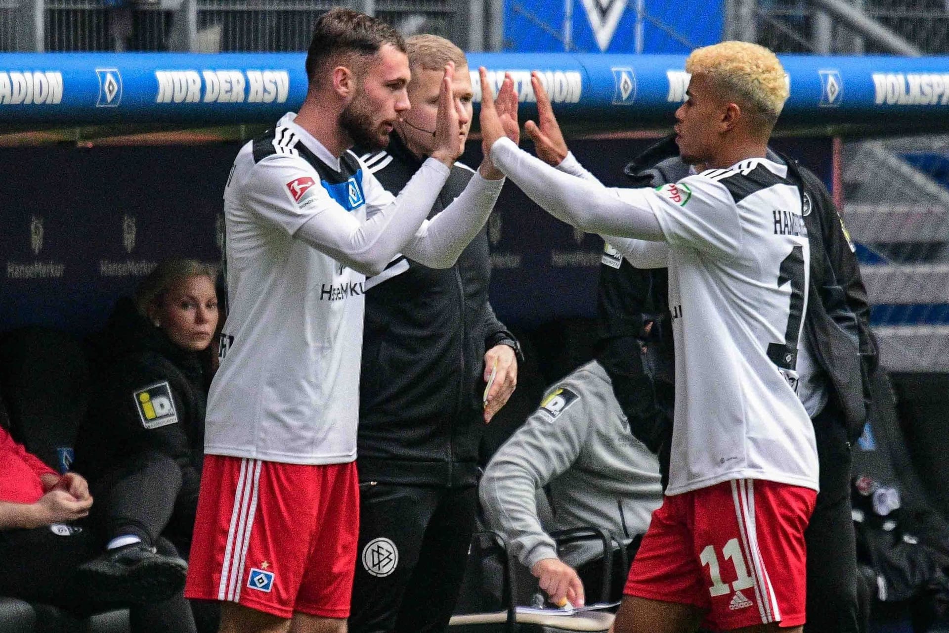 Valon Zumberi (l.) wird für Ransford-Yeboah Königsdörffer eingewechselt (Archivbild): Der 22 Jahre ale Verteidiger bekommt keinen neuen Vertrag beim HSV.