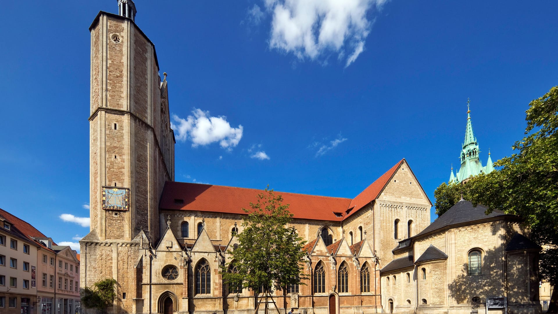 Der Braunschweiger Dom: An den Türlaibungen befinden sich Kratzspuren.