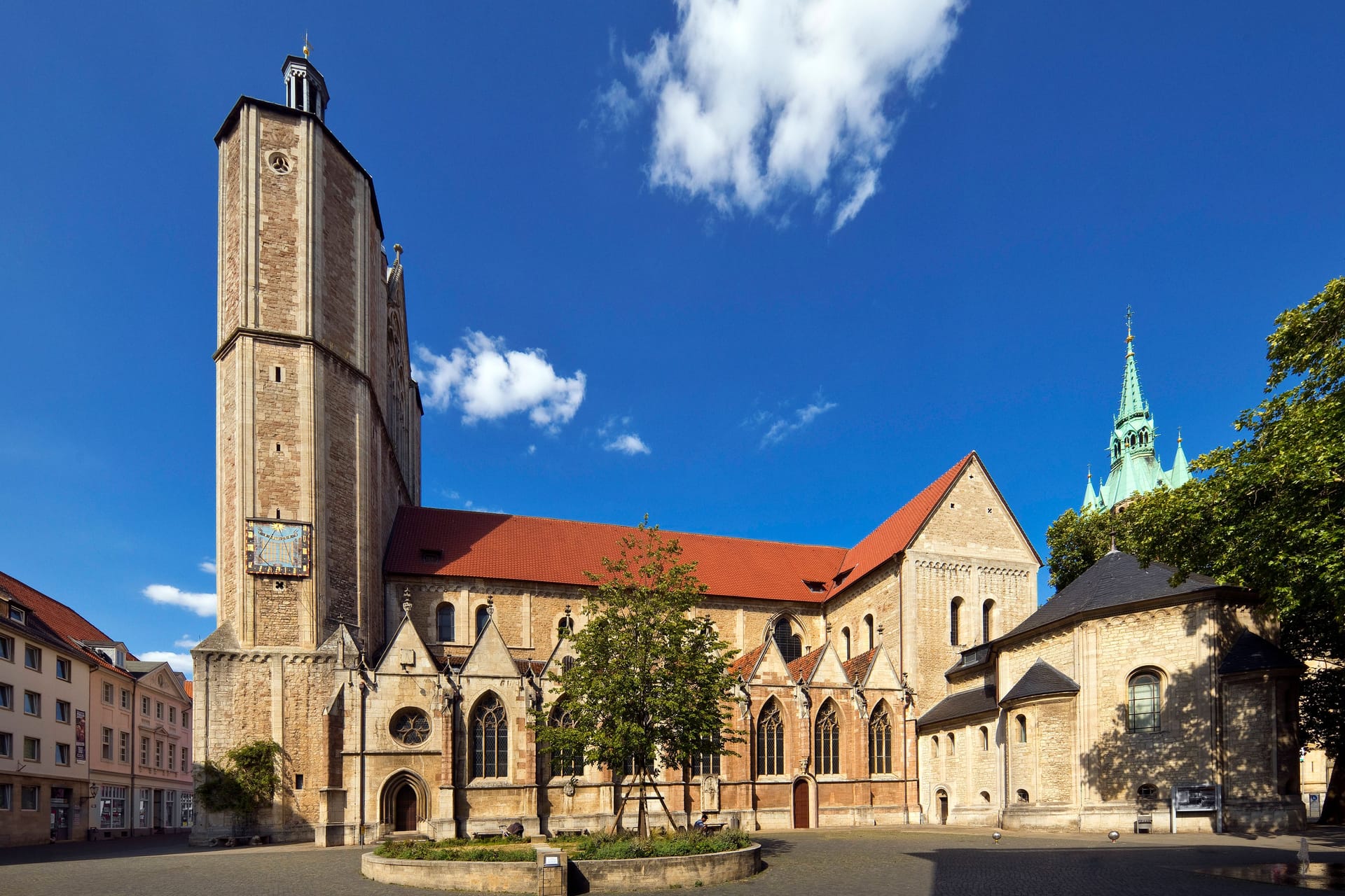 Der Braunschweiger Dom: An den Türlaibungen befinden sich Kratzspuren.