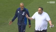 Aufregung in England: Club-Besitzer bestürmt eigenen Trainer