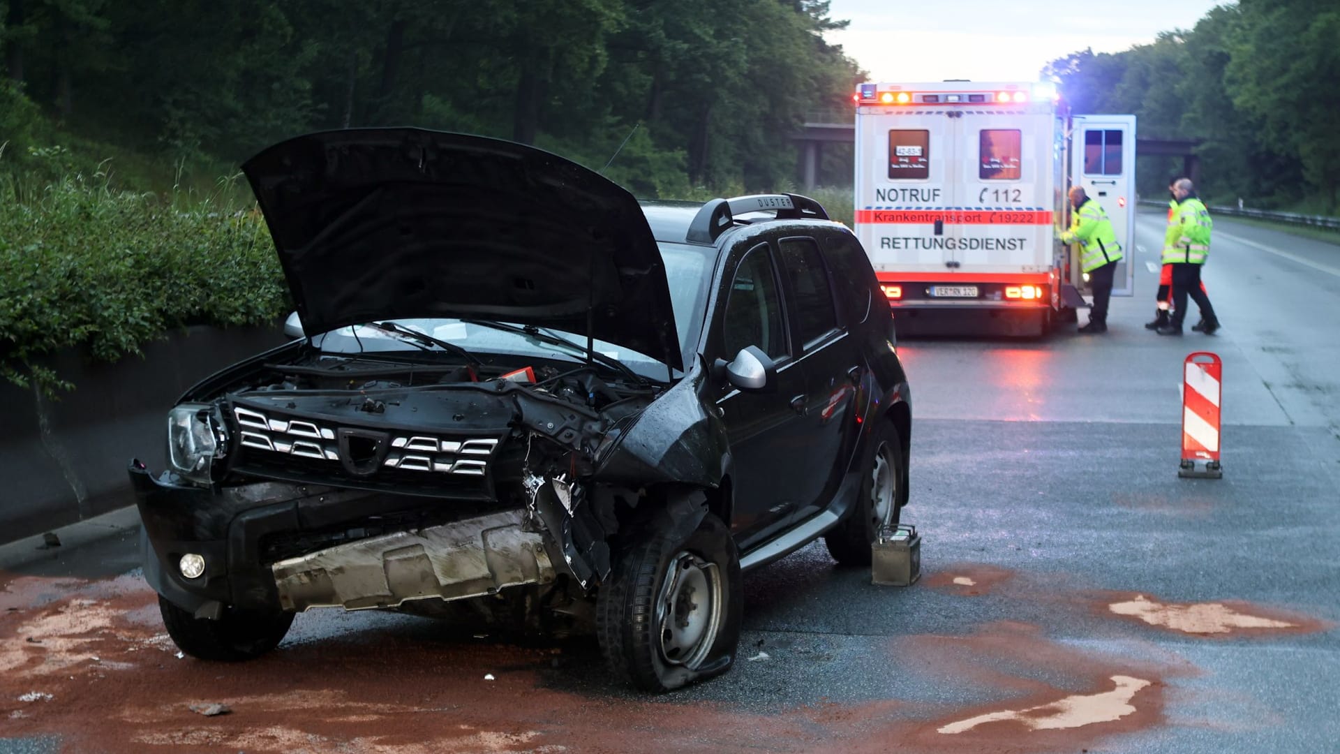 Der verunfallte Dacia: Der Fahrer verlor auf rutschiger Fahrbahn die Kontrolle über sein Fahrzeug. Der verunfallte Dacia: Der Fahrer verlor auf rutschiger Fahrbahn die Kontrolle über sein Fahrzeug.