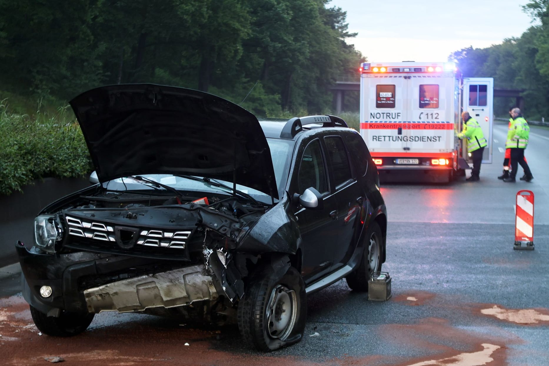 Der verunfallte Dacia: Der Fahrer verlor auf rutschiger Fahrbahn die Kontrolle über sein Fahrzeug. Der verunfallte Dacia: Der Fahrer verlor auf rutschiger Fahrbahn die Kontrolle über sein Fahrzeug.