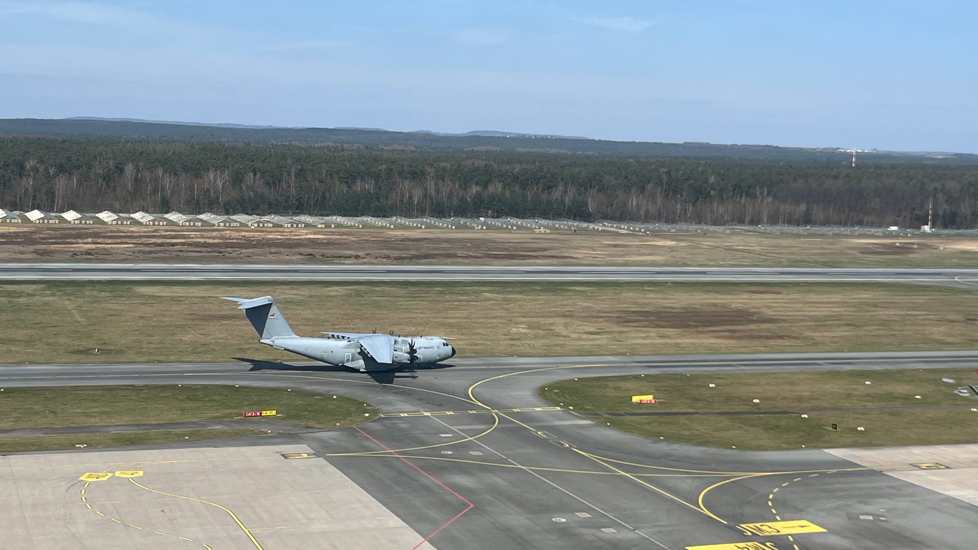 Ein Militärflugzeug der Luftwaffe schwirrt ab und an am Flughafen Nürnberg ein.