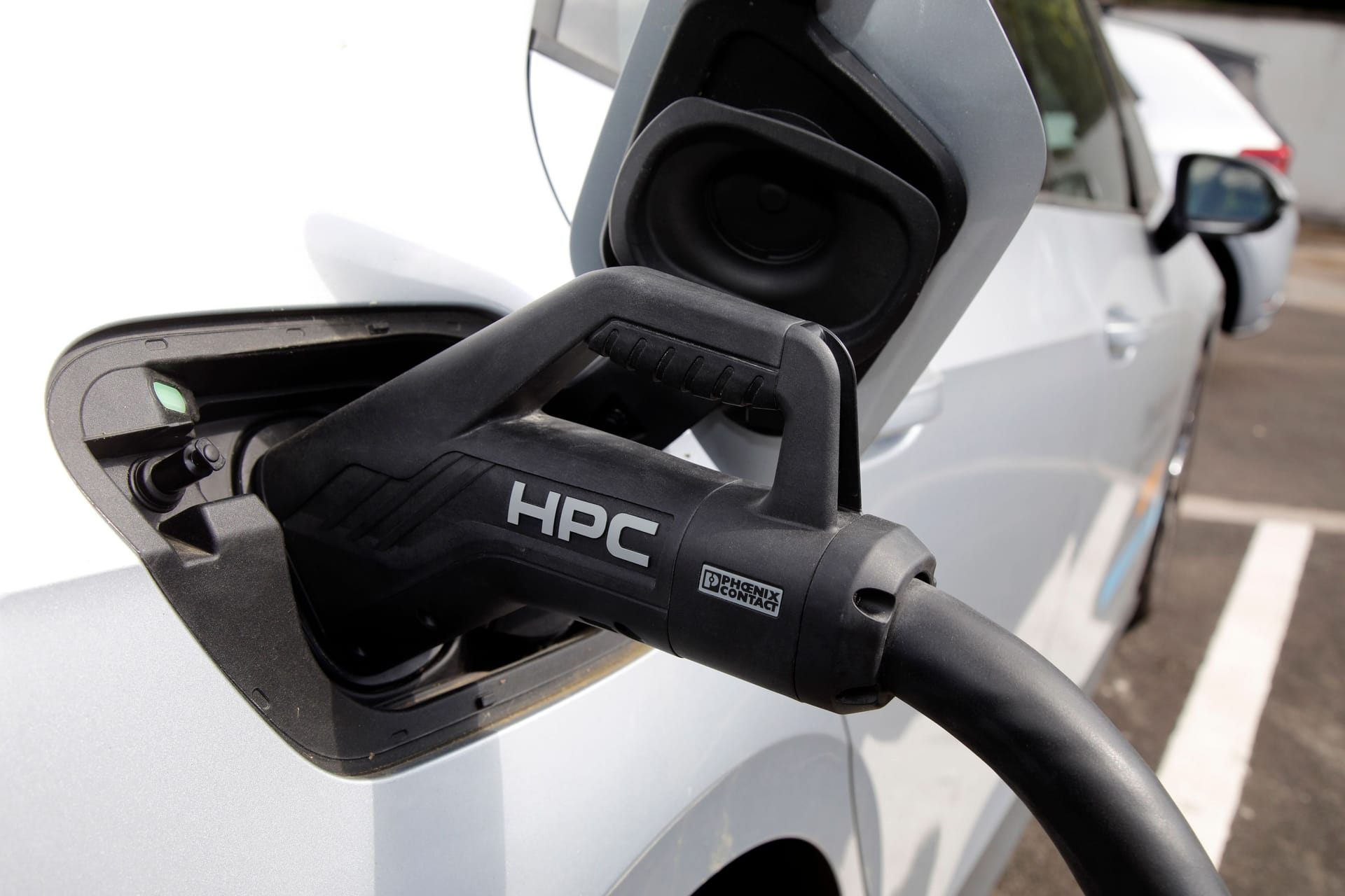 Neue Regeln, weniger Geld: Seit dem Aus der Umweltprämie müssen Käufer von E-Autos tiefer in die Tasche greifen – und auf neue Förderungen warten.