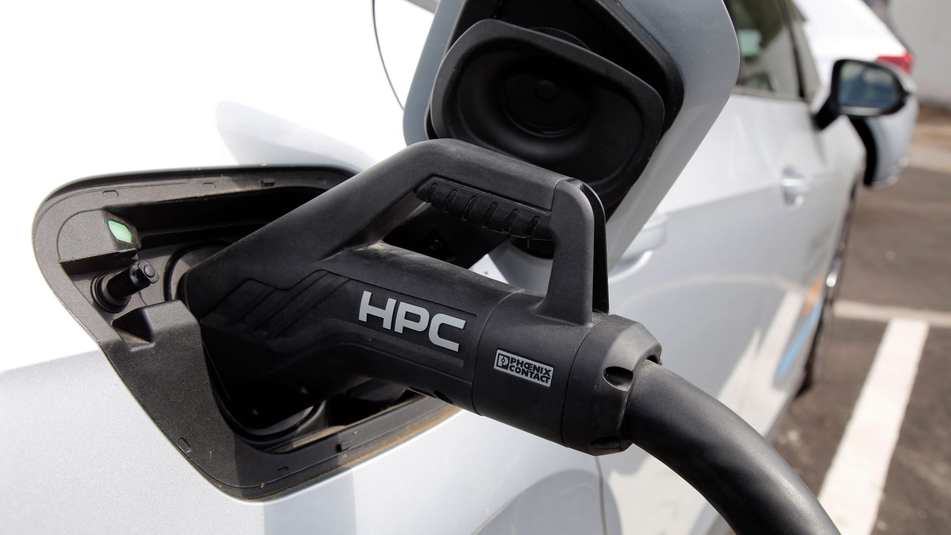 Neue Regeln, weniger Geld: Seit dem Aus der Umweltprämie müssen Käufer von E-Autos tiefer in die Tasche greifen – und auf neue Förderungen warten.