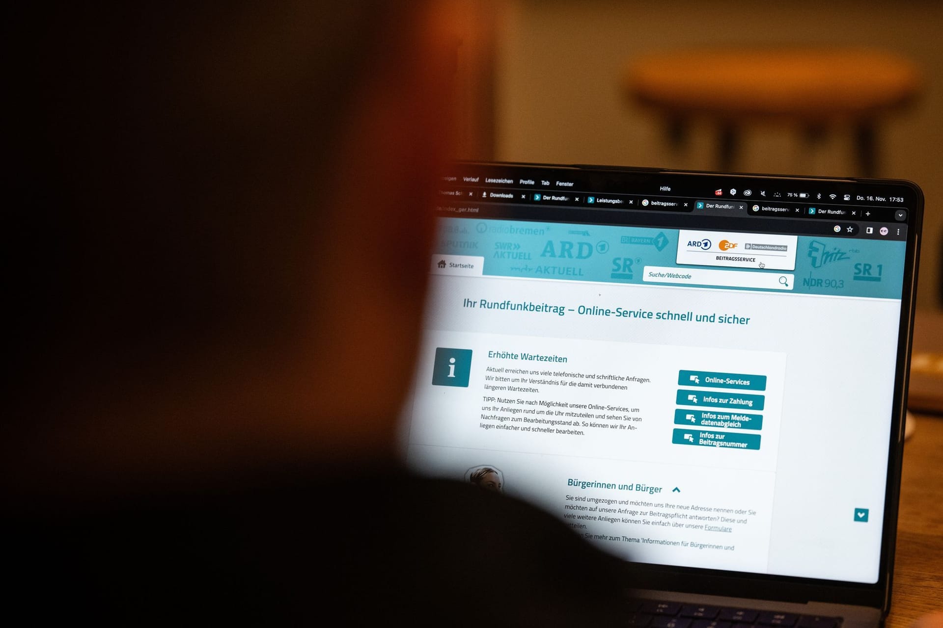 Person schaut auf die Webseite des Beitragsservice