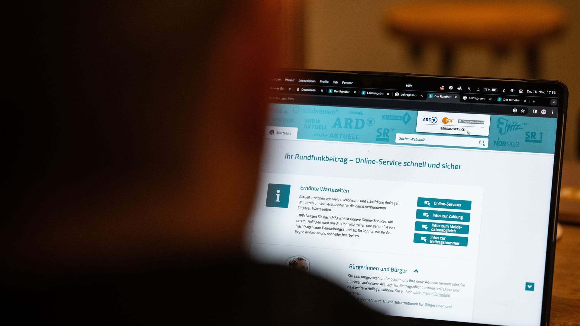 Person schaut auf die Webseite des Beitragsservice Person schaut auf die Webseite des Beitragsservice