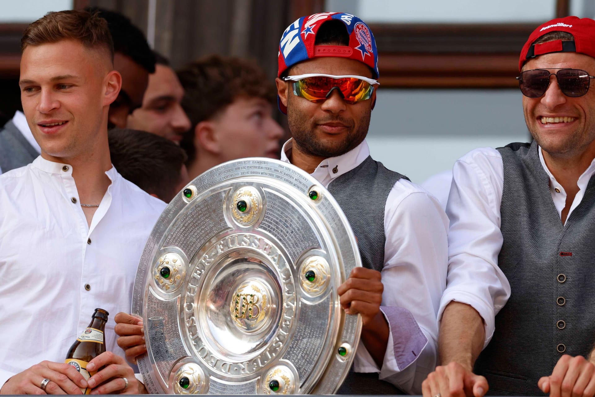 Meisterfeier des FC Bayern München 2023: Die Mannschaft feiert ihre Titel traditionell auf dem Rathausbalkon.