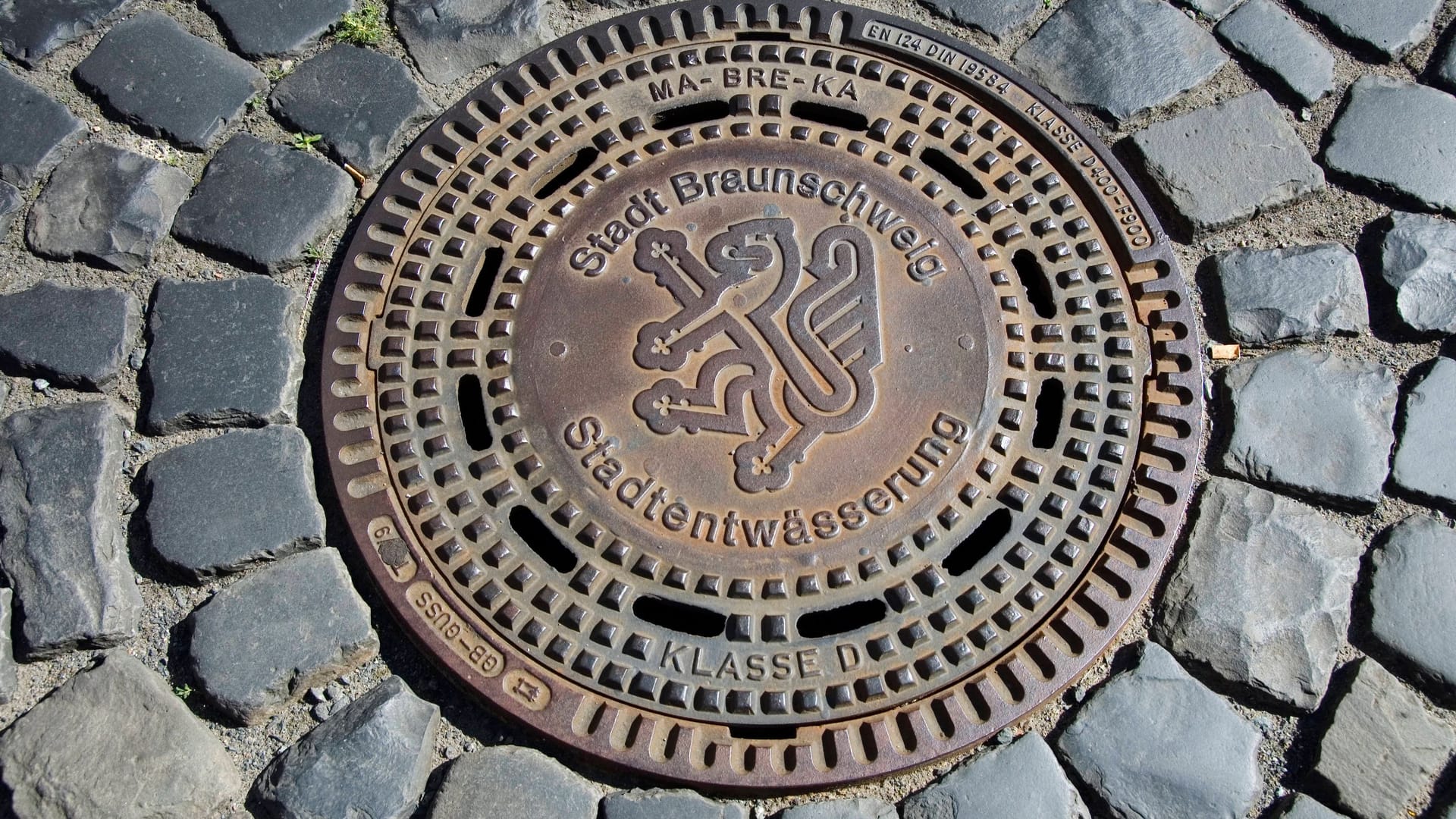 Ein Gullydeckel in Braunschweig (Symbolbild): Ein 29-Jähriger ist am Samstag in einem Abflussschacht ums Leben gekommen.