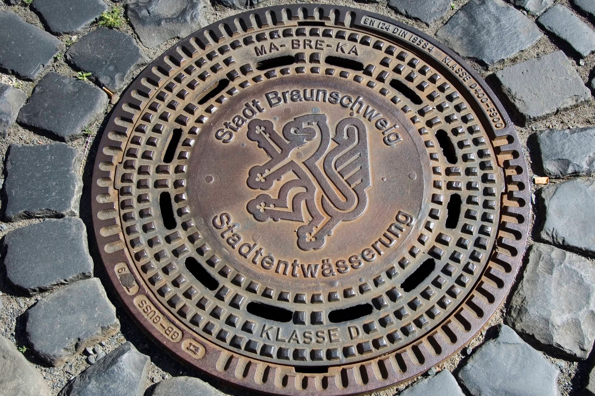 Ein Gullydeckel in Braunschweig (Symbolbild): Ein 29-Jähriger ist am Samstag in einem Abflussschacht ums Leben gekommen.