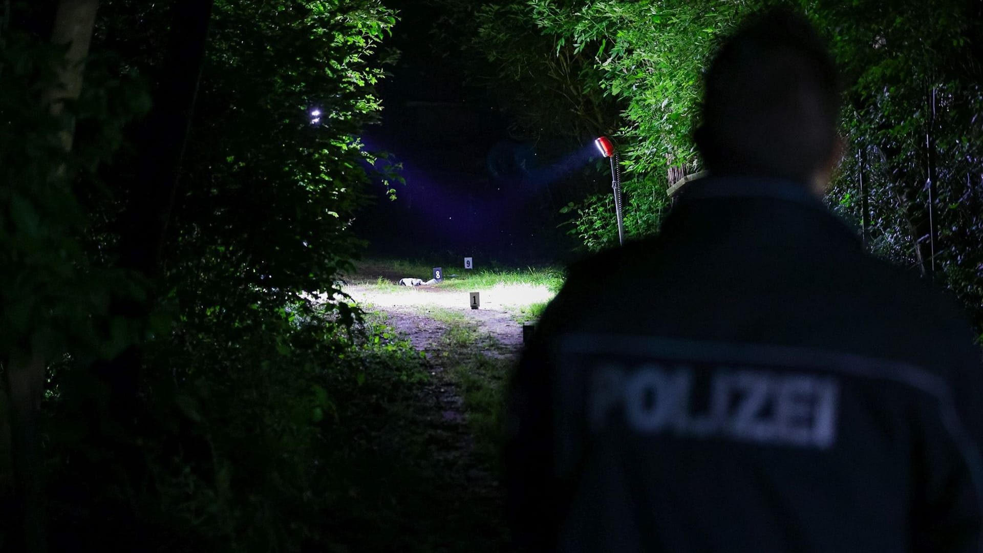Polizist am Tatort: Durch den Schusswaffengebrauch wurde ein Mensch verletzt.