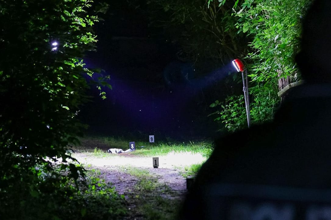 Polizist am Tatort: Durch den Schusswaffengebrauch wurde ein Mensch verletzt.