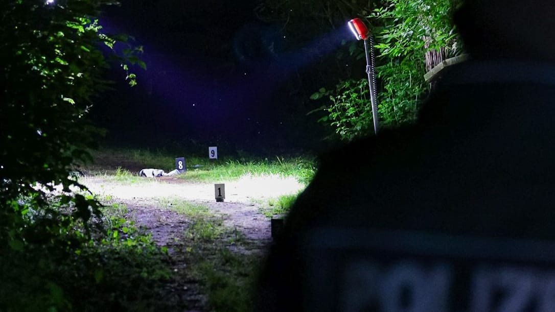 Polizist am Tatort: Durch den Schusswaffengebrauch wurde ein Mensch verletzt.