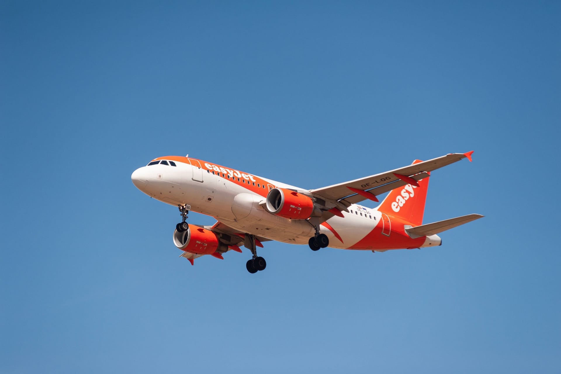 Ein Easyjet Airbus A319-100 (Archivbild): Rauch im Cockpit zwang die Piloten zur Umkehr.