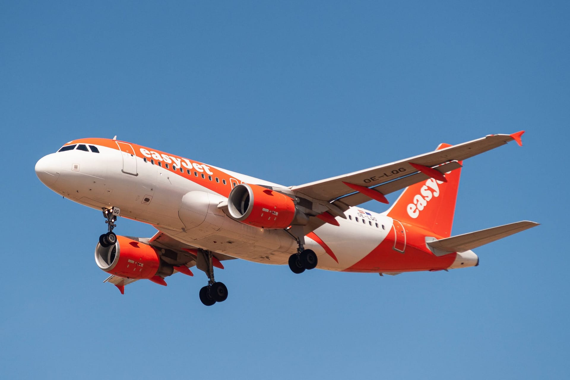 Ein Easyjet Airbus A319-100 (Archivbild): Rauch im Cockpit zwang die Piloten zur Umkehr.
