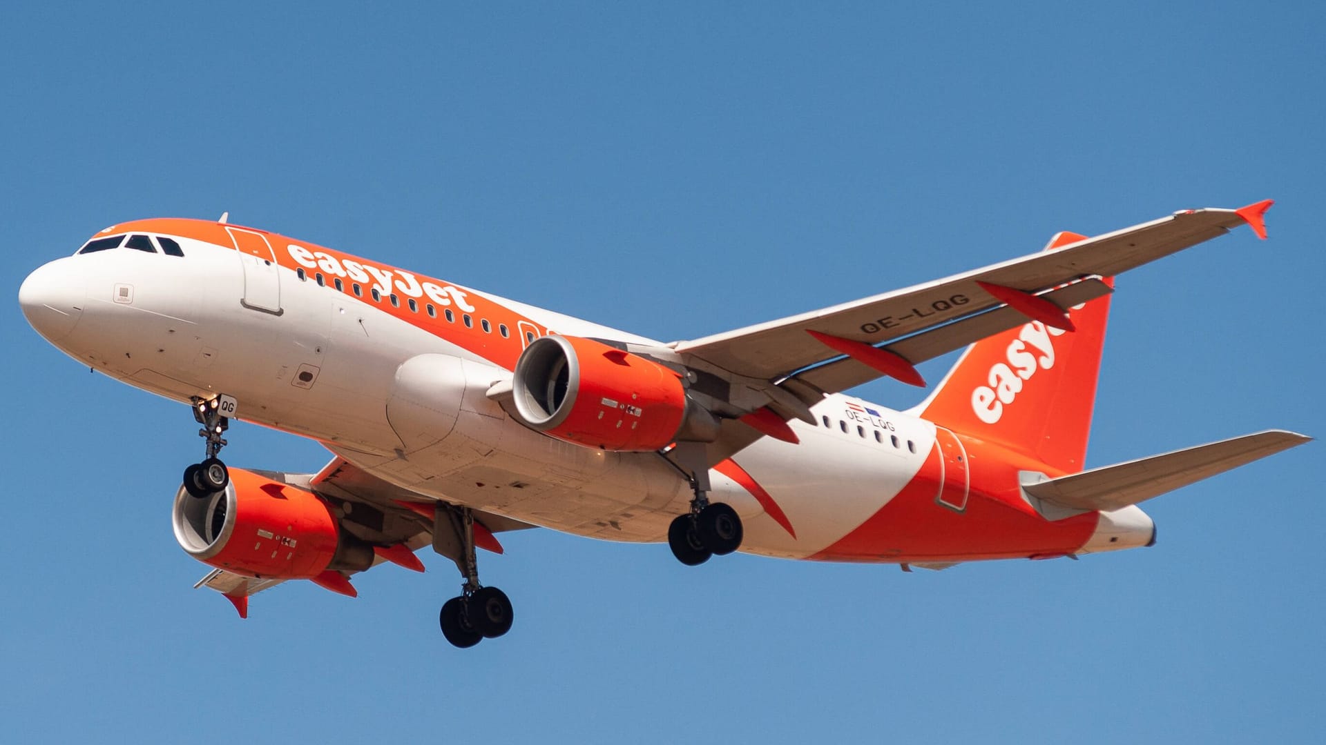 Ein Easyjet Airbus A319-100 (Archivbild): Rauch im Cockpit zwang die Piloten zur Umkehr.