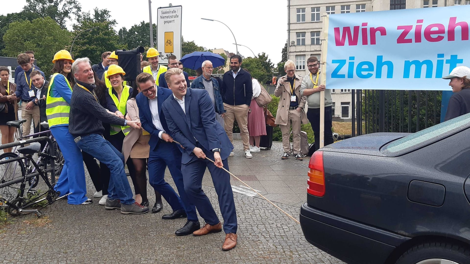 Junge Liberale ziehen ein Auto: Sie wollen den Karren aus Dreck ziehen, aber an die Handbremse haben sie nicht gedacht.