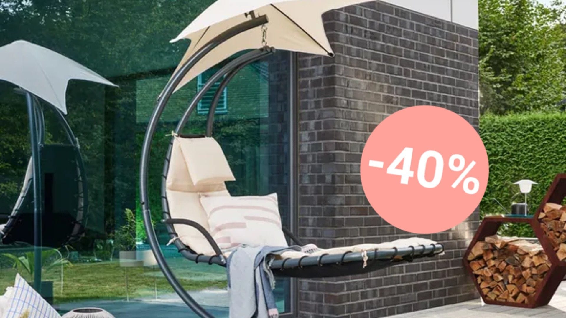 Mit einer Schwebeliege genießen Sie entspannte Stunden unter freiem Himmel – und bei Aldi gibt es heute ein Modell zum besonders günstigen Preis.