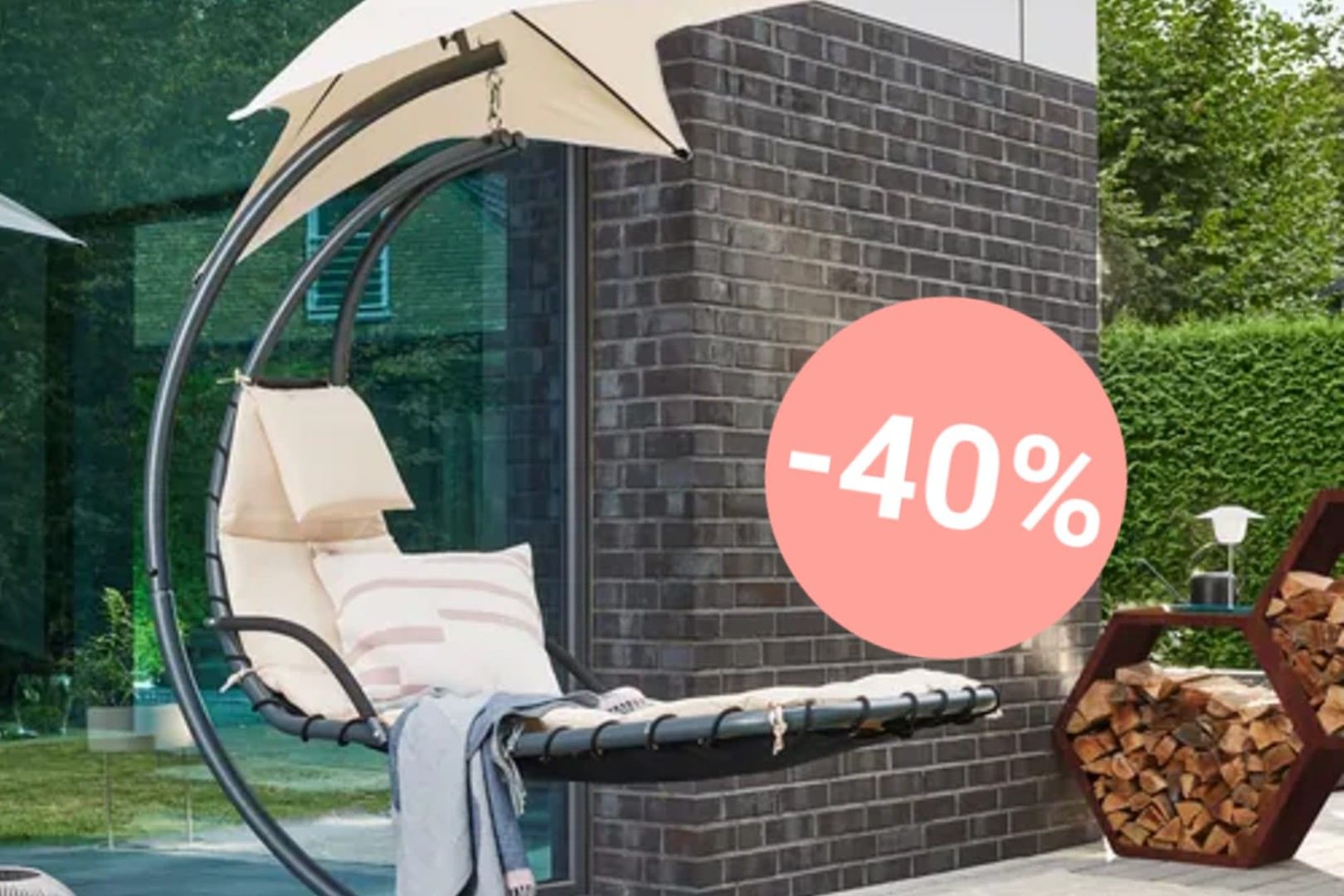 Mit einer Schwebeliege genießen Sie entspannte Stunden unter freiem Himmel – und bei Aldi gibt es heute ein Modell zum besonders günstigen Preis.