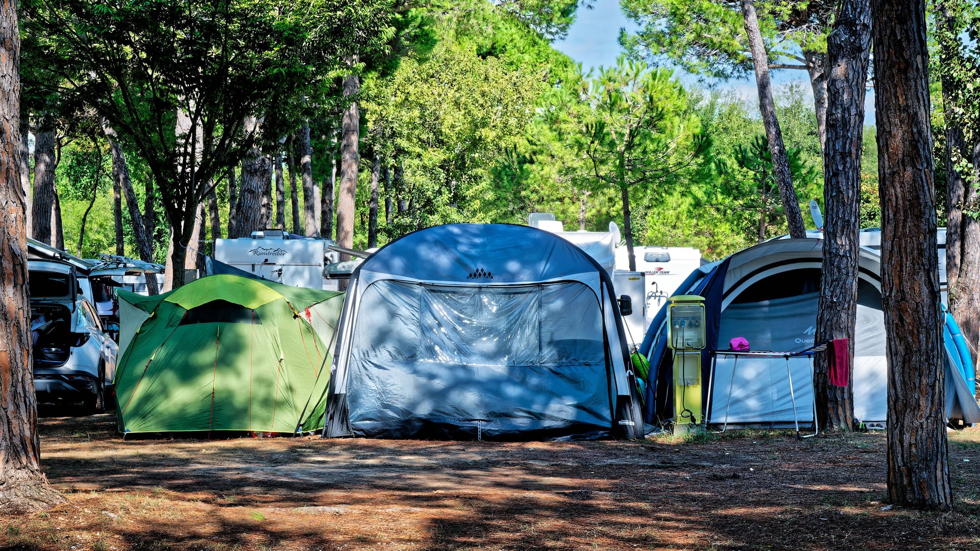 Dicht an dicht: Auf einem Campingplatz in Italien gibt es zwischen den Zelten kaum Platz. Dicht an dicht: Auf einem Campingplatz in Italien gibt es zwischen den Zelten kaum Platz.