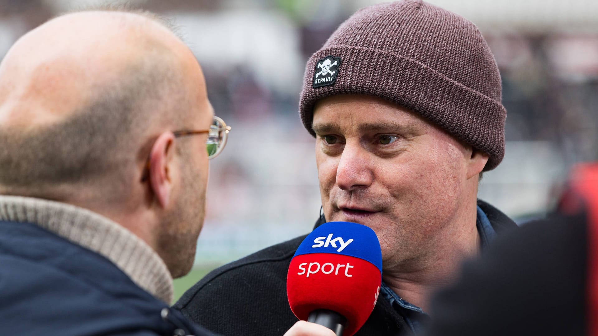 Oke Göttlich am Sky-Mikrofon (Archivbild): Der Präsident des FC St. Pauli hat auf die neue Einstufung der AfD reagiert.