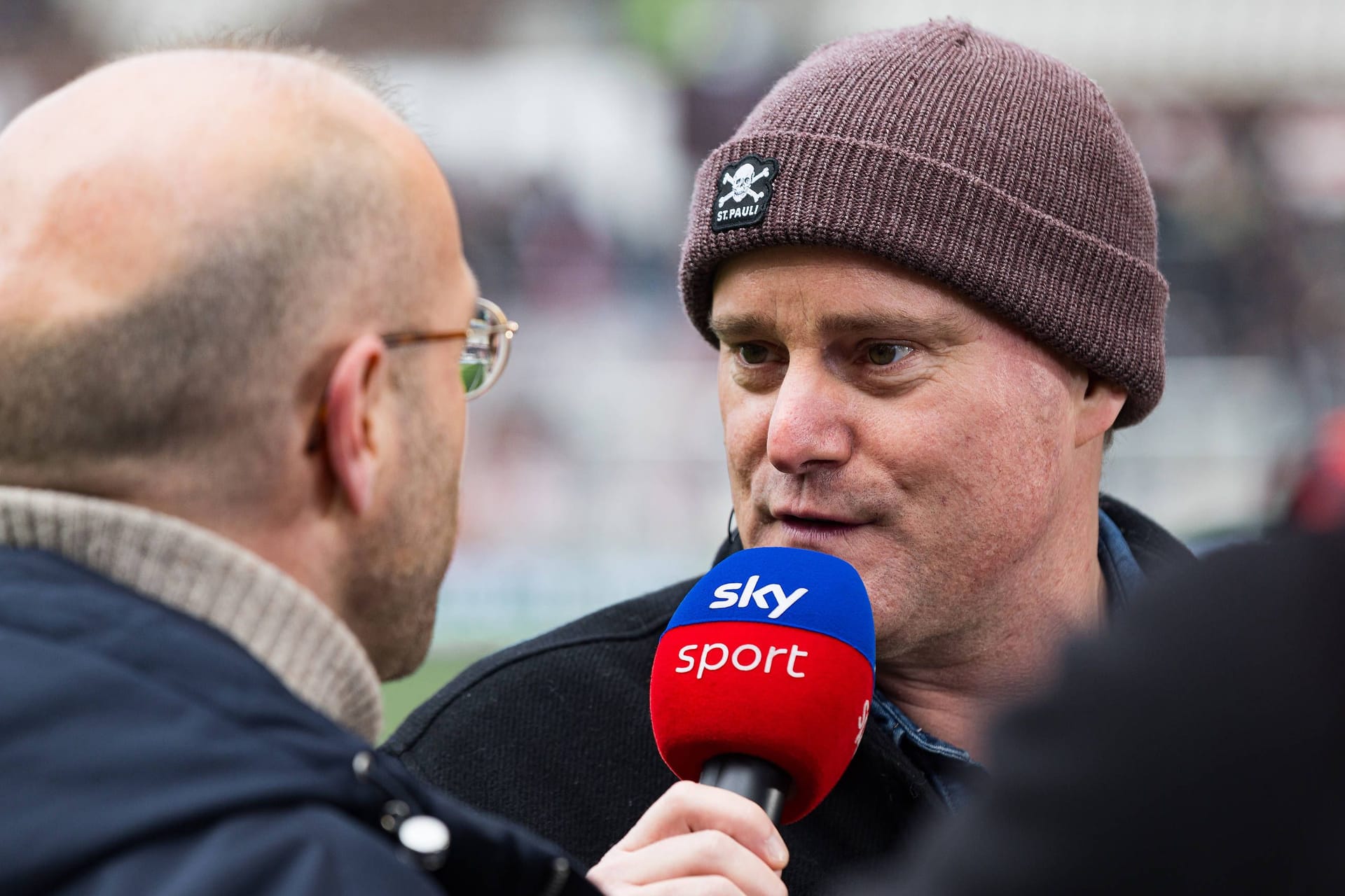 Oke Göttlich am Sky-Mikrofon (Archivbild): Der Präsident des FC St. Pauli hat auf die neue Einstufung der AfD reagiert.